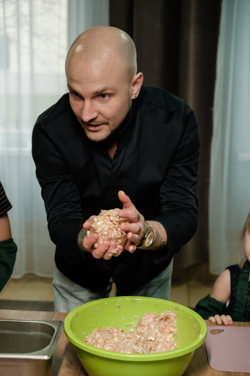 "Stvořeno k zabíjení" - Kuchař vyzval Čechy, aby neohřívali jídlo v mikrovlnné troubě. A proč tam dávat cibuli?