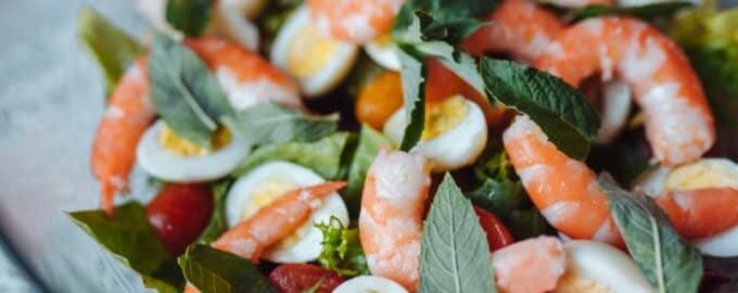 Bude se jíst jako první: Krevety a avokádový salát - jídlo z restaurace doma