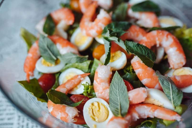 Bude se jíst jako první: Krevety a avokádový salát - jídlo z restaurace doma
