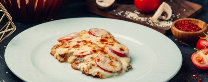 Dokonalé jídlo: Křehké kuřecí řízky se sýrem a rajčaty - hosté se budou ptát na recept.