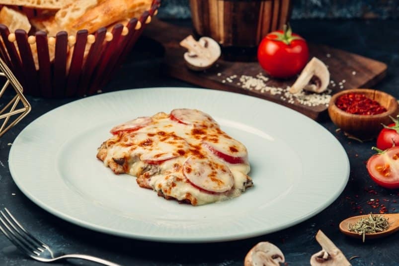 Dokonalé jídlo: Křehké kuřecí řízky se sýrem a rajčaty - hosté se budou ptát na recept.