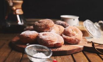 Dopřejte si: Jednoduchý recept na domácí koblihy - křupavé na povrchu a měkké uvnitř.