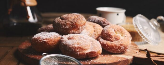 Dopřejte si: Jednoduchý recept na domácí koblihy - křupavé na povrchu a měkké uvnitř.
