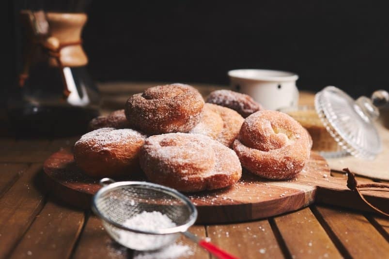 Dopřejte si: Jednoduchý recept na domácí koblihy - křupavé na povrchu a měkké uvnitř.