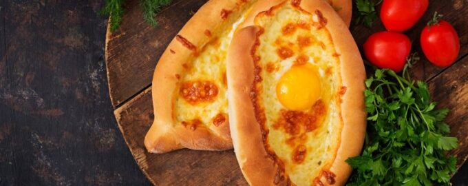 Khachapuri bez výčitek svědomí: Snadno použitelný recept na gruzínské jídlo, které si neodtrhnete od uší.