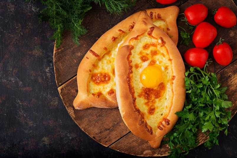 Khachapuri bez výčitek svědomí: Snadno použitelný recept na gruzínské jídlo, které si neodtrhnete od uší.