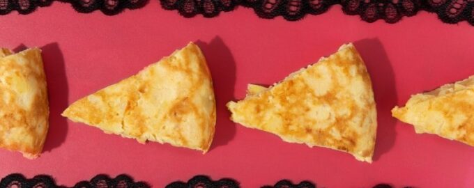 Nápad na vydatnou snídani: Sýrové trojúhelníčky, které budou hvězdou vašeho stolu