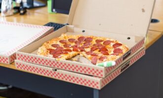 Nevyhazujte krabici od pizzy: Každá hostitelka ji potřebuje - "zlatý" předmět.