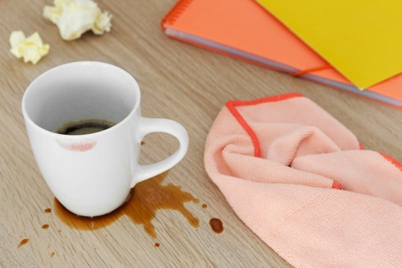 Skvrny na oblečení už nejsou problém: účinný způsob boje proti skvrnám od kávy